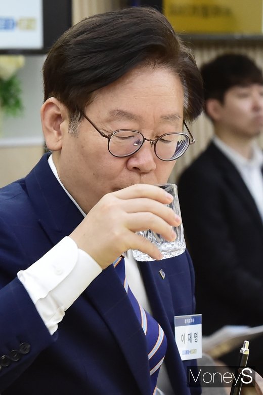 [머니S포토] 이재명, 미군공여지 어떻게 처리할까