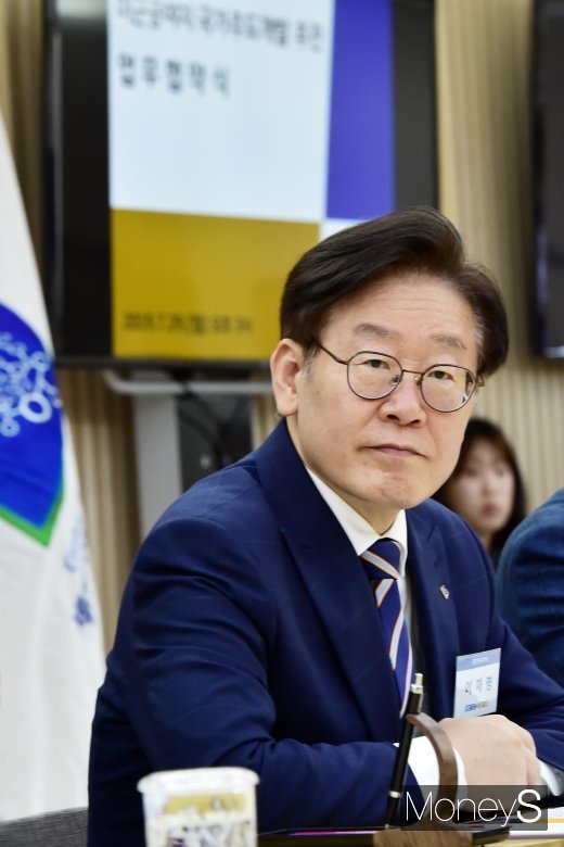 [머니S포토] 경기 북부 자치단체장 발언 듣는 이재명 지사