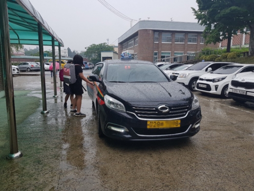 무안 일로초교 앞에서 전남교육청이 시범운영 중인 에듀택시를 학생들이 이용하는 모습/사진제공= 도교육청