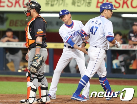 지난 26일 대구 수성구 대구삼성라이온즈파크에서 열린 프로야구 '2019 신한은행 마이카 KBO 리그' 삼성 라이온즈와 한화 이글스의 경기에서 4회말 삼성 강민호가 동점 솔로홈런을 때린 뒤 홈을 밟고 있다. /사진=뉴스1
