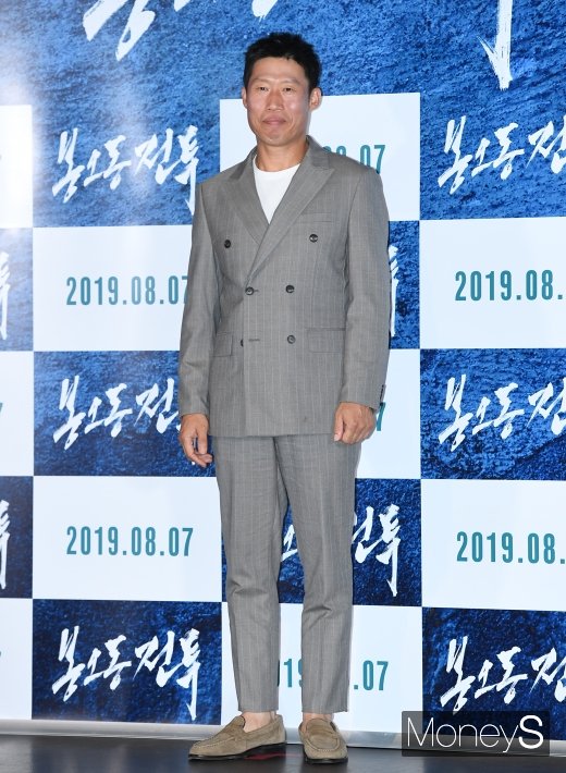 [머니S포토] '봉오동 전투' 유해진, 훤칠해진 비주얼