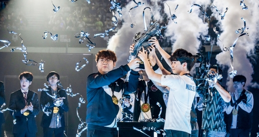 2019 리프트 라이벌즈에서 우승을 차지해 트로피를 들어올리고 있는 LCK 선수들. /사진제공=라이엇게임즈