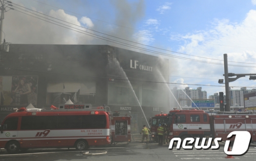 29일 오후 전북 전주시 송천동 상가건물에서 불이나 출동한 소방관들이 화재를 진압하고 있다. /사진=뉴스1