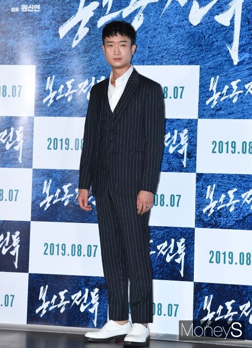 [머니S포토] 조우진, 눈에 띄는 백구두