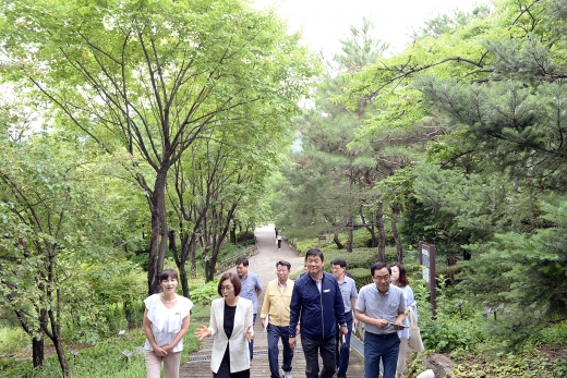 은수미 성남시장은 29일 오전 은행동에 위치한 은행식물원과 생활권 녹지공간 확충사업 대상지인 은행2동 1853번지, 성남동 3558번지 일대를 차례로 둘러보며 현장을 챙겼다. / 이하 사진제공=성남시