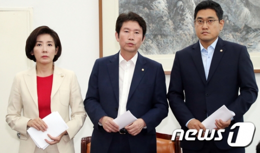 (왼쪽부터)나경원 자유한국당, 이인영 더불어민주당, 오신환 바른미래당 국회 교섭단체 원내대표들이 29일 오후 서울 여의도 국회에서 회동을 마치고 합의한 내용을 발표하고 있다. /사진=뉴스1