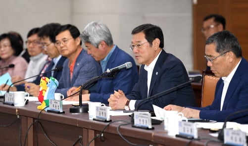 이용섭 광주광역시장이(사진 오른쪽 두번째) 29일 오후 시청 3층 중회의실에서 열린 '광주광역시 시정자문회의'에 참석해 참석자들과 인사를 나누고 있다./사진제공=광주광역시
