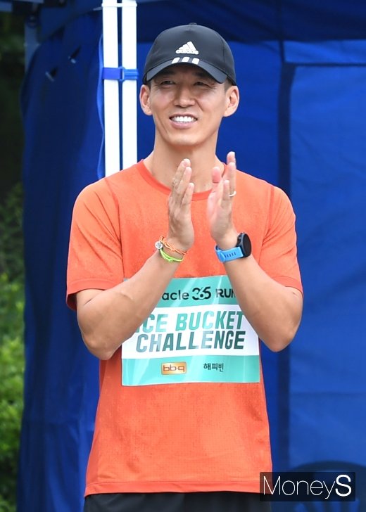 [머니S포토] 션 '기부천사 미소'