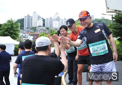 [머니S포토] 윤홍근·션·최인혁 '하이파이브 하고 힘차게 출발~'