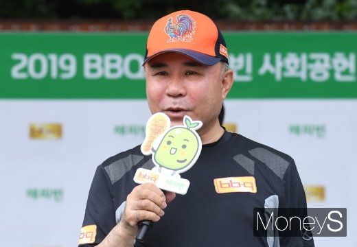 [머니S포토] 인사말 하는 윤홍근 BBQ 회장
