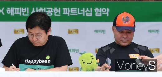 [머니S포토] 사인하는 최인혁·윤홍근