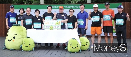 [머니S포토] 기념촬영하는 최인혁 대표와 윤홍근 회장