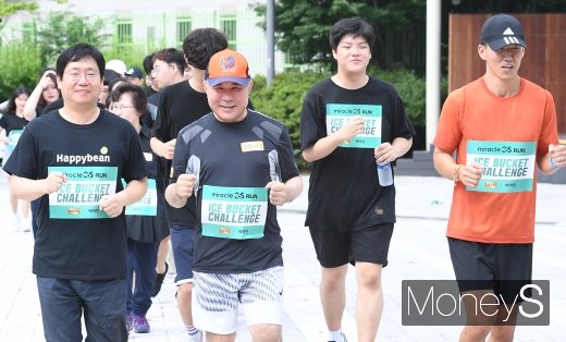 [머니S포토] '러닝도 하고 기부도 하고'