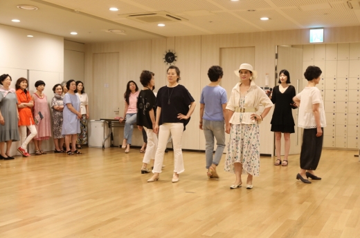 롯데백화점 광주점 문화센터가 가을학기에 개설한 시니어 모델 강좌 모습/사진=롯데백화점 광주점 제공.
