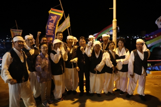 지난해 축제에 참석한 권오봉 여수시장(가운데). /사진=여수시