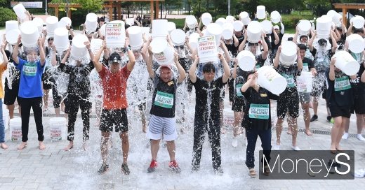 [머니S포토] 다함께 즐기는 '아이스버킷 챌린지'