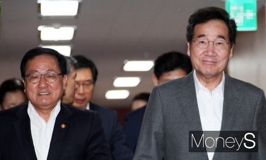 [머니S포토] 국무회의 참석한 이낙연 총리