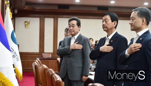 [머니S포토] 국민의례하는 이낙연 총리