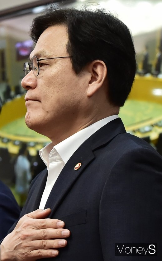 [머니S포토] 국무회의 참석한 최종구 금융위원장