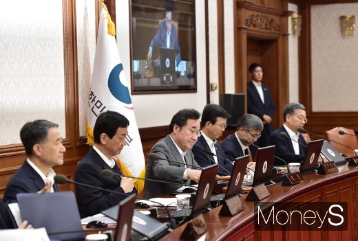[머니S포토] 탕탕탕! 국무회의 알리는 이낙연 총리