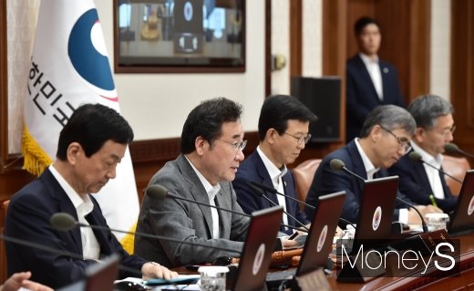 [머니S포토] 휴가반납 이낙연 총리, 국무회의 주재