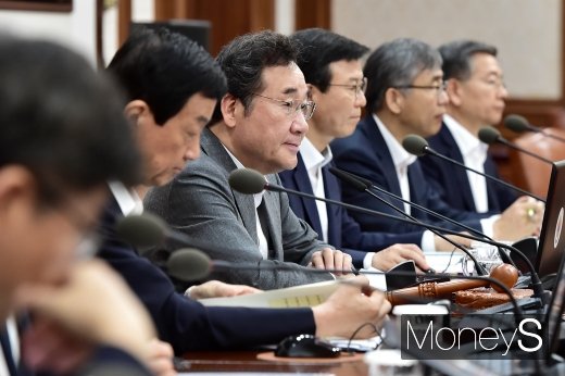 [머니S포토] 여름휴가 반납 이낙연…화이트리스트 배제 등 한일 갈등 대비