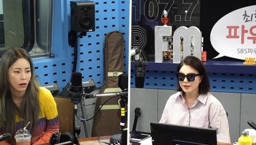 가수 헤이즈와 DJ 최화정. /사진=SBS 파워FM '최화정의 파워타임' 보이는 라디오 화면 캡처.