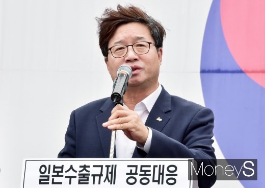[머니S포토] 일본 규탄하는 염태영 전국시장군수구청협의회 회장