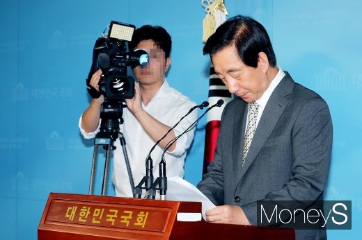 [머니S포토] 고개숙인 채 기자회견문 낭독하는 김성태