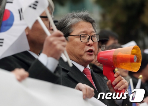 조원진 대한애국당 대표가 지난해 1월22일 오전 서울역에서 열린 평창 동계올림픽 반대 기자회견에서 발언을 하고 있다.