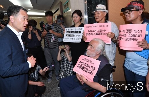 [머니S포토] 박능후 보건복지부 장관 '단체 관계자들과 대화'