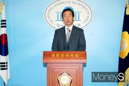 [머니S포토] 딸 KT 취업청탁 혐의 반박하는 김성태 의원
