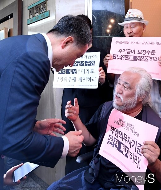 [머니S포토] 박경석 전국장애인철폐연대 대표와 대화하는 박능후 장관