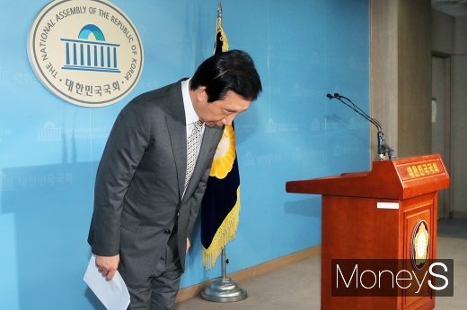 [머니S포토] 자녀 부정채용 의혹 반박한 뒤 고개숙인 김성태