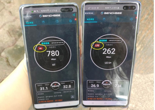 머니S 취재진은 지난 29일 조선대학교 사회과학원 앞 벤치에서 KT와LG유플러스 간의 5G 벤치비 속도 측정을 하고 있다.측정 결과 KT는 5G를 잡은 반면 LG유플러스는 LTE로 표시되며 5G 서비스를 제공받지 못한 것으로 측정됐다/사진=머니S이재호 기자. 