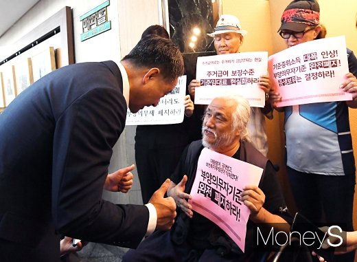 [머니S포토] 박경석 전국장애인철폐연대 대표 '기준 중위소득 인상 요구'