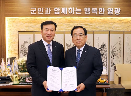 사진왼쪽부터 하이트진로 성동욱 본부장과 김준성 영광군수 /사진제공=영광군