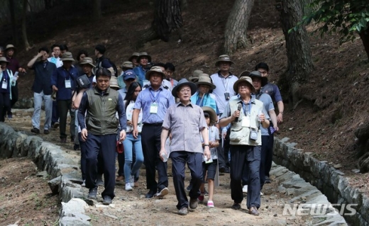 문재인 대통령이 30일 오후 경남 거제시에 위치한 대통령 별장지 '저도'를 국민탐방단과 함께 돌아보고 있다. /사진=뉴시스