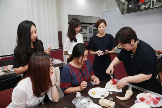 HDC현대산업개발 직원들은 시차출퇴근제를 활용해 여가시간을 대학원 진학, 취미생활 등 자기계발을 위한 시간으로 보내고 있다. /사진=HDC현대산업개발 