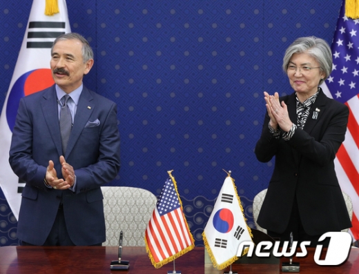 강경화 외교부 장관과 해리 해리스 주한 미국대사가 지난 3월8일 서울 종로구 외교부 청사에서 한-미 방위비분담금특별협정 서명식에서 박수를 치고 있다. /사진=뉴스1