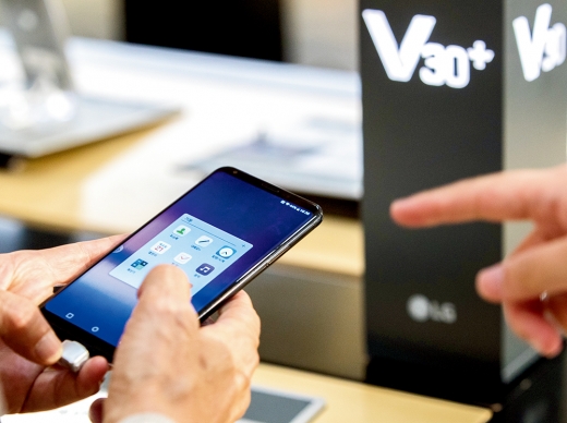 LG V30. /사진=뉴스1 DB