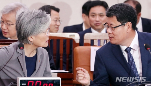 30일 서울 여의도 국회에서 열린 외교통일위원회 전체회의에서 강경화 외교부 장관과 김연철 통일부 장관이 의견을 나누고 있다. /사진=뉴시스