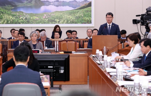 30일 서울 여의도 국회에서 열린 외교통일위원회 전체회의에서 김연철 통일부 장관이 현안 보고를 하고 있다. /사진=뉴시스