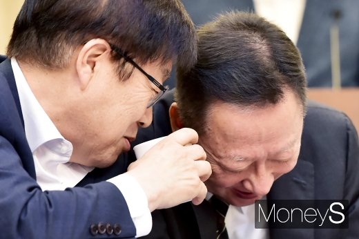 [머니S포토] 일본 수출규제 대책 민관정 협의회 참석한 박용만-김영주