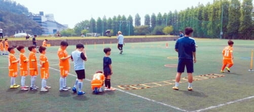 호남대 인조잔디구장에서 초등학생들이 축구 훈련을 하고있다./사진제공=광주광역시 차이나센터