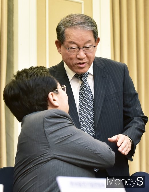 [머니S포토] 인사 나누는 강호갑-김기문
