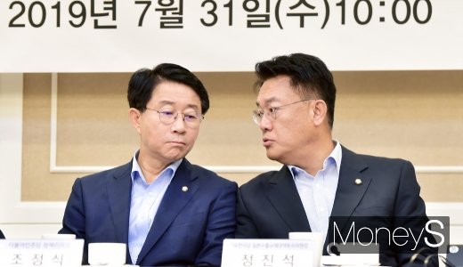 [머니S포토] 일본 수출규제에 대한 의견 나누는 조정식-정진석