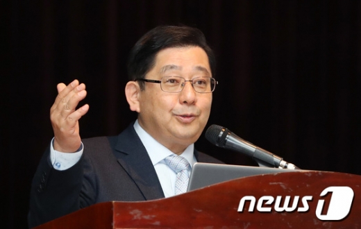 호사카 유지 세종대학교 교수가 지난 4월10일 오전 서울 광진구 세종대학교 광개토관에서 열린 '일본의 위안부문제 증거자료집1' 출판 기념 기자 간담회에서 위안부 관련 문서를 설명하고 있다. /사진=뉴스1