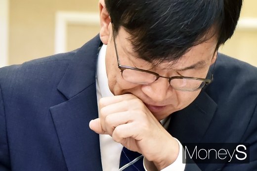 [머니S포토] 일본 수출규제대책회의 참석한 김상조 정책실장
