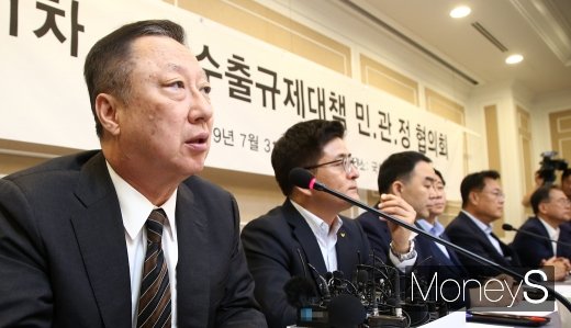 [머니S포토] 박용만, 